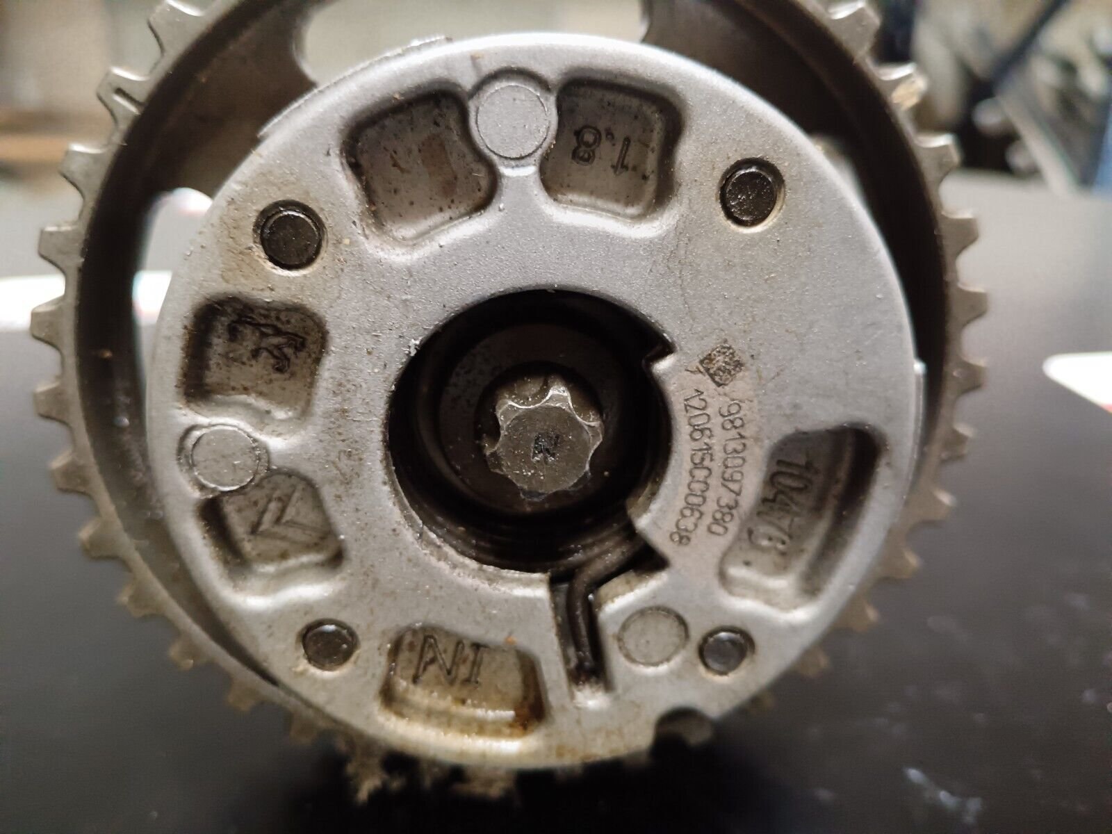 ARBRE A CAME AVEC POULIE PSA 1.2 VTI REFERENCE: 9813097380