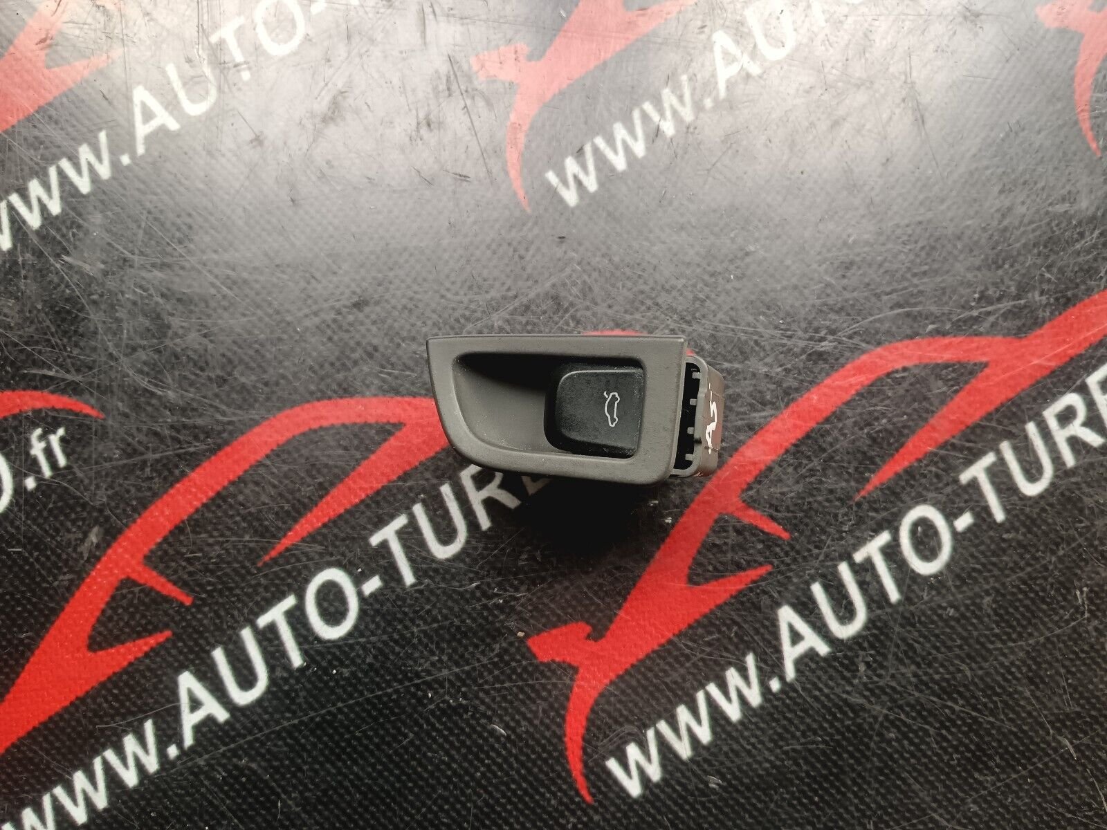BOUTON INTERUPTEUR OUVERTURE HAYON AUDI A 5 REFERENCE: 8T1959829