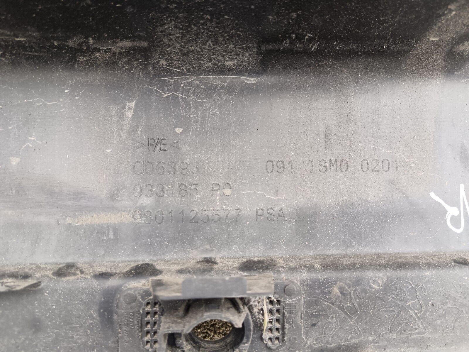 PARE-CHOC ARRIERE PEUGEOT 2008 1.6eHDI 96CH REFERENCE: 9801125577