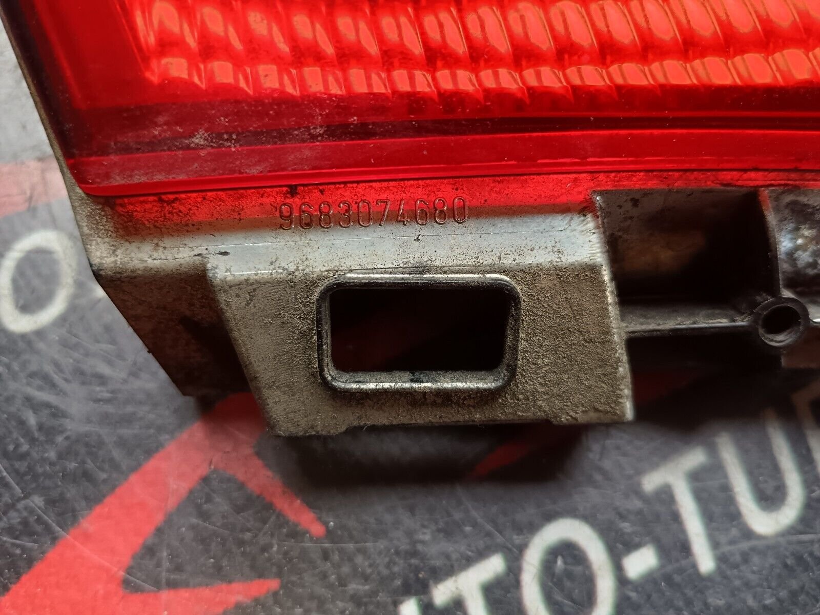 FEU DE PARE CHOC ARRIERE DROIT PEUGEOT 2008 1.6eHDI 96CH REFERENCE: 9683074680