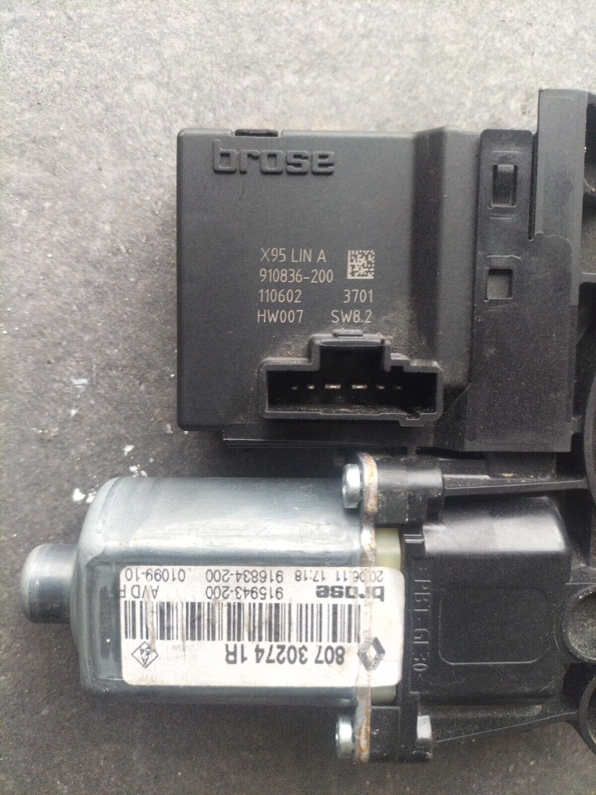 MOTEUR LEVE VITRE RENAULT AVANT DROIT REFERENCE: 80730274