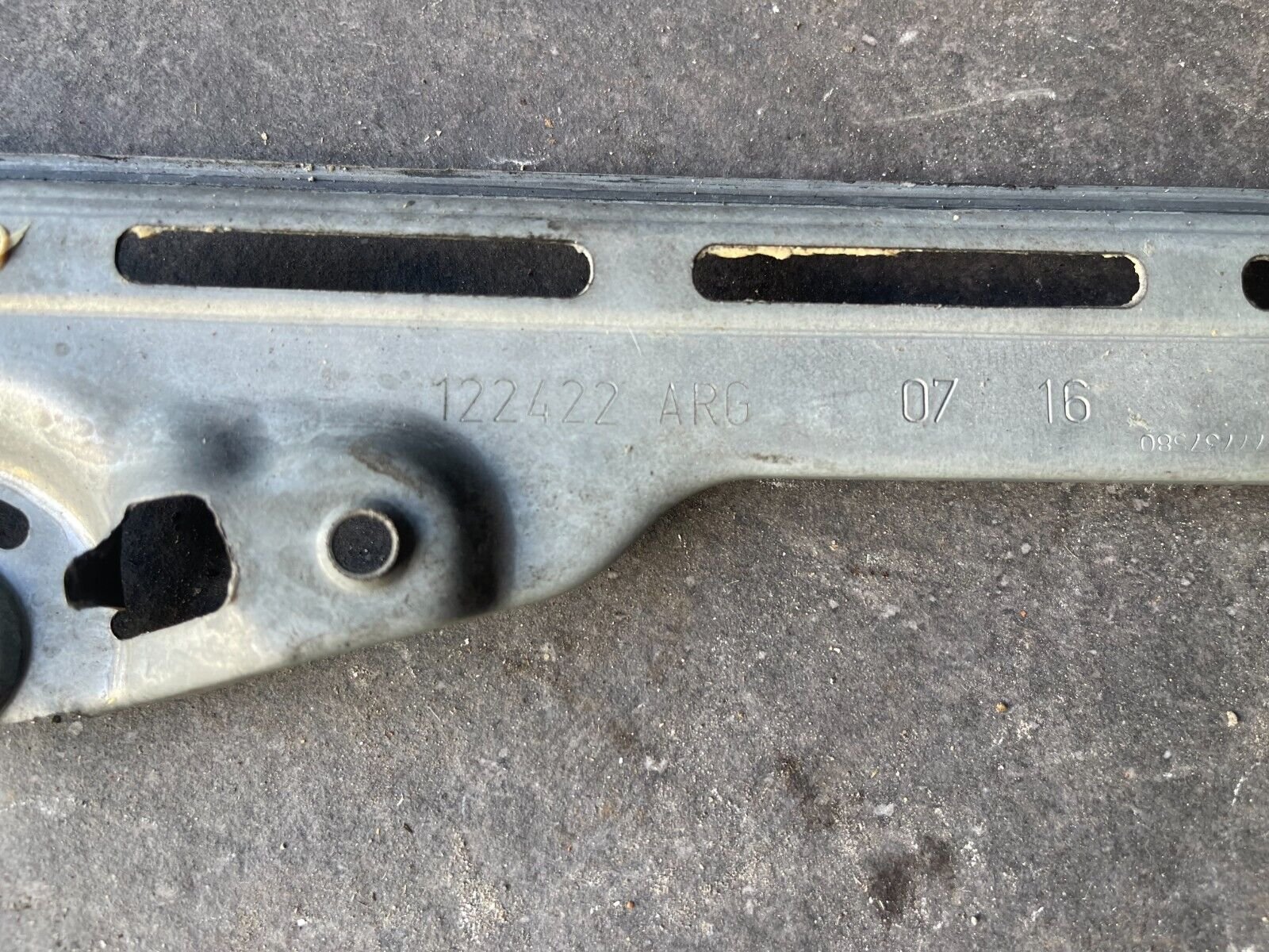 SYSTEME LEVE VITRE MANUEL ARRIERE GAUCHE PEUGEOT 308II SW REFERENCE: 122422