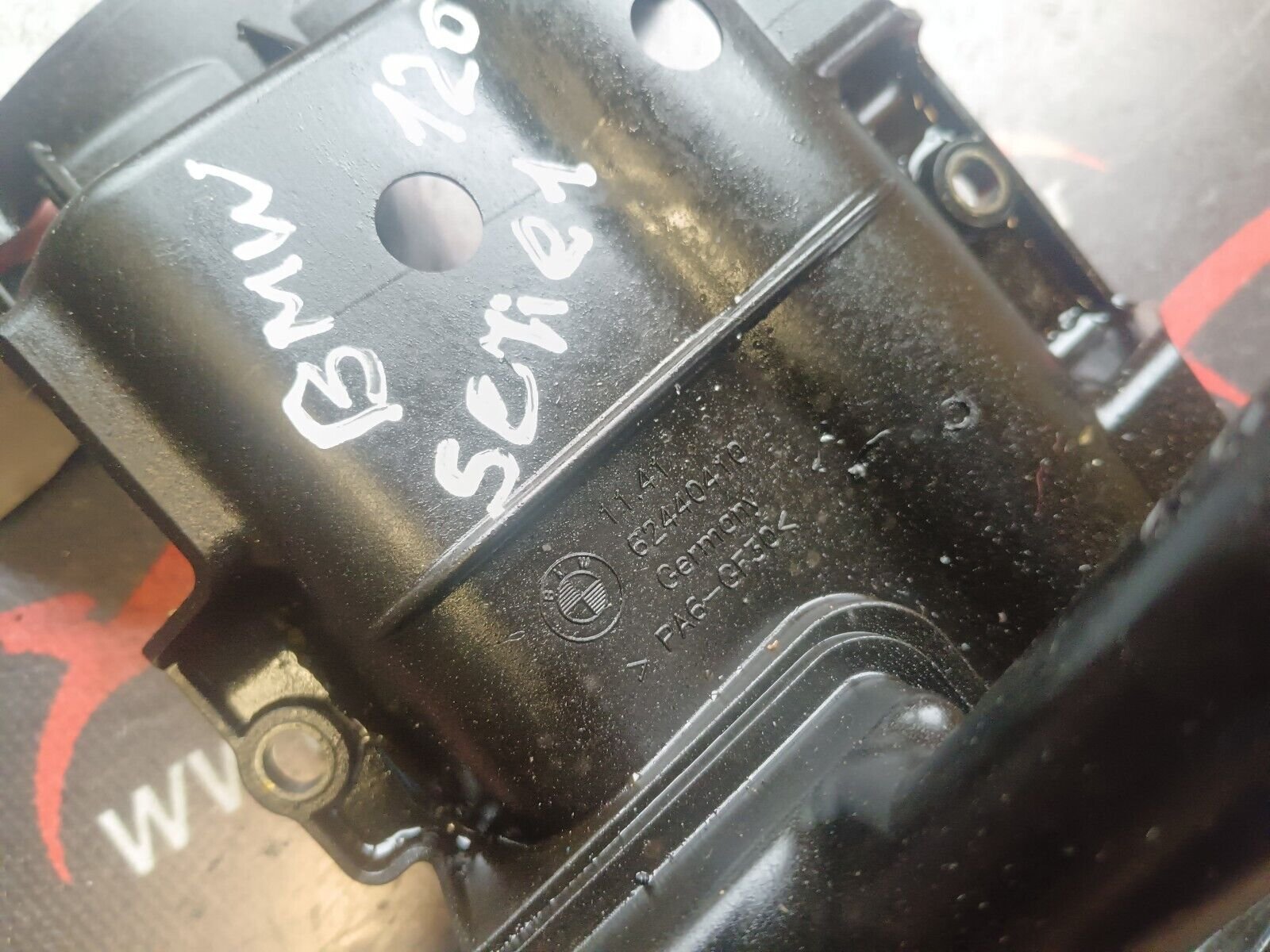 TUYAU RAMASSAGE DEFLECTEUR CARTER D'HUI BMW SERIE 1 E87  120i REFERENCE:62440410