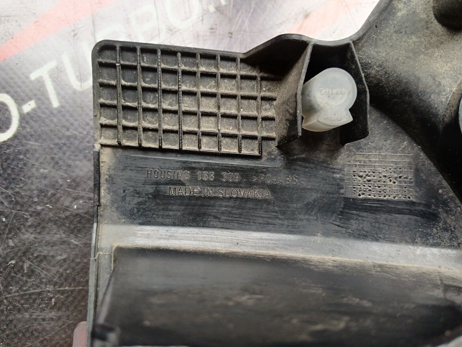 FEU DE PARE CHOC ARRIERE GAUCHE PEUGEOT 2008 1.6eHDI 96CH REFERENCE: 9683074580