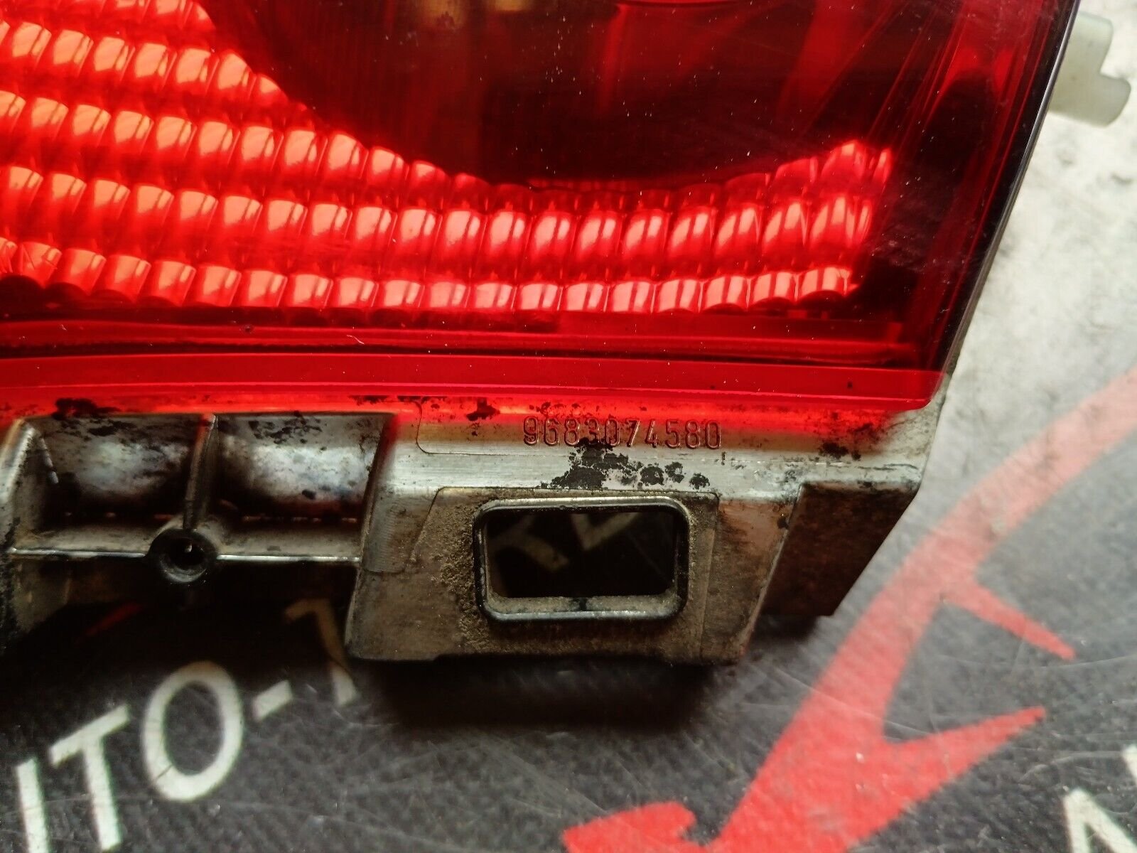 FEU DE PARE CHOC ARRIERE GAUCHE PEUGEOT 2008 1.6eHDI 96CH REFERENCE: 9683074580