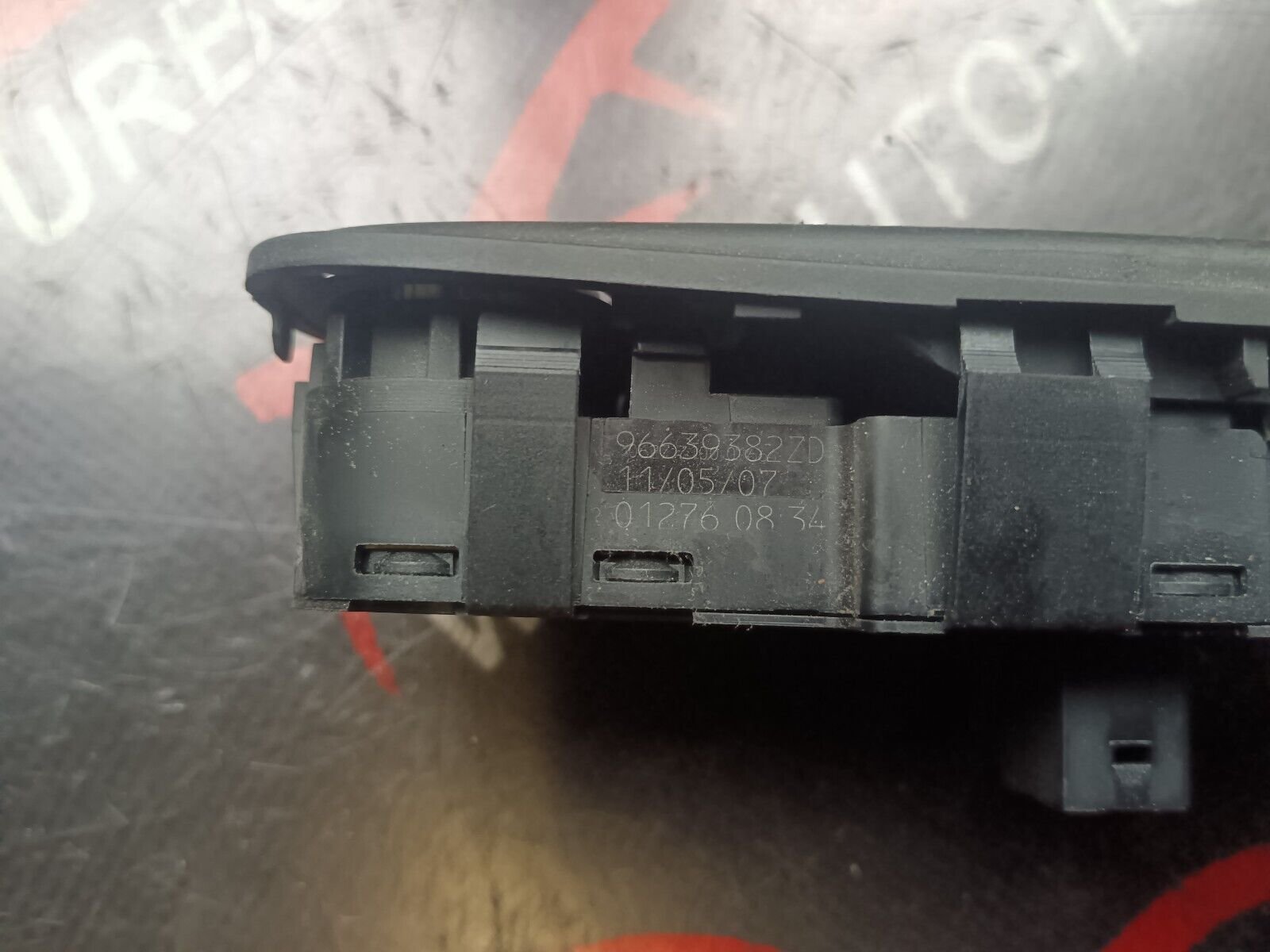 COMMANDE LEVE VITRE AVANT GAUCHE C4 PICASSO REFERENCE: 96639382