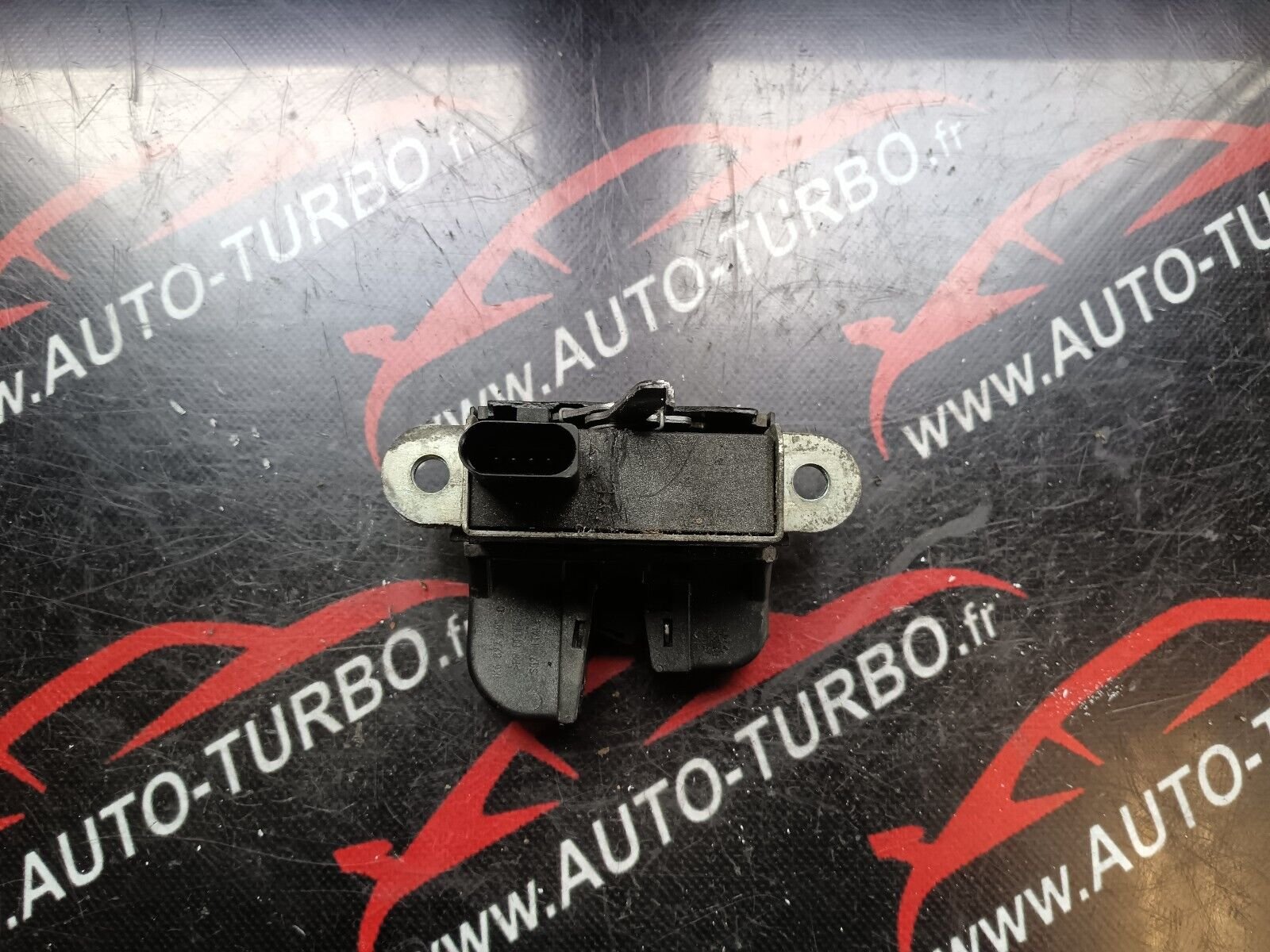 SERRURE DE HAYON VOKSWAGEN GOLF V REFERENCE: 3C9827645