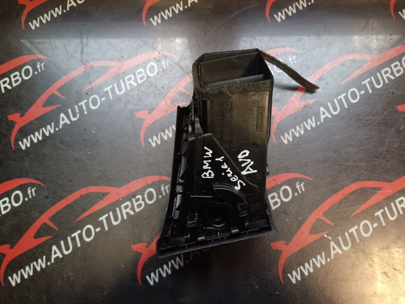 GRILLE D'AERATION AVANT DROIT BMW SERIE 1 REFERENCE: 7059188