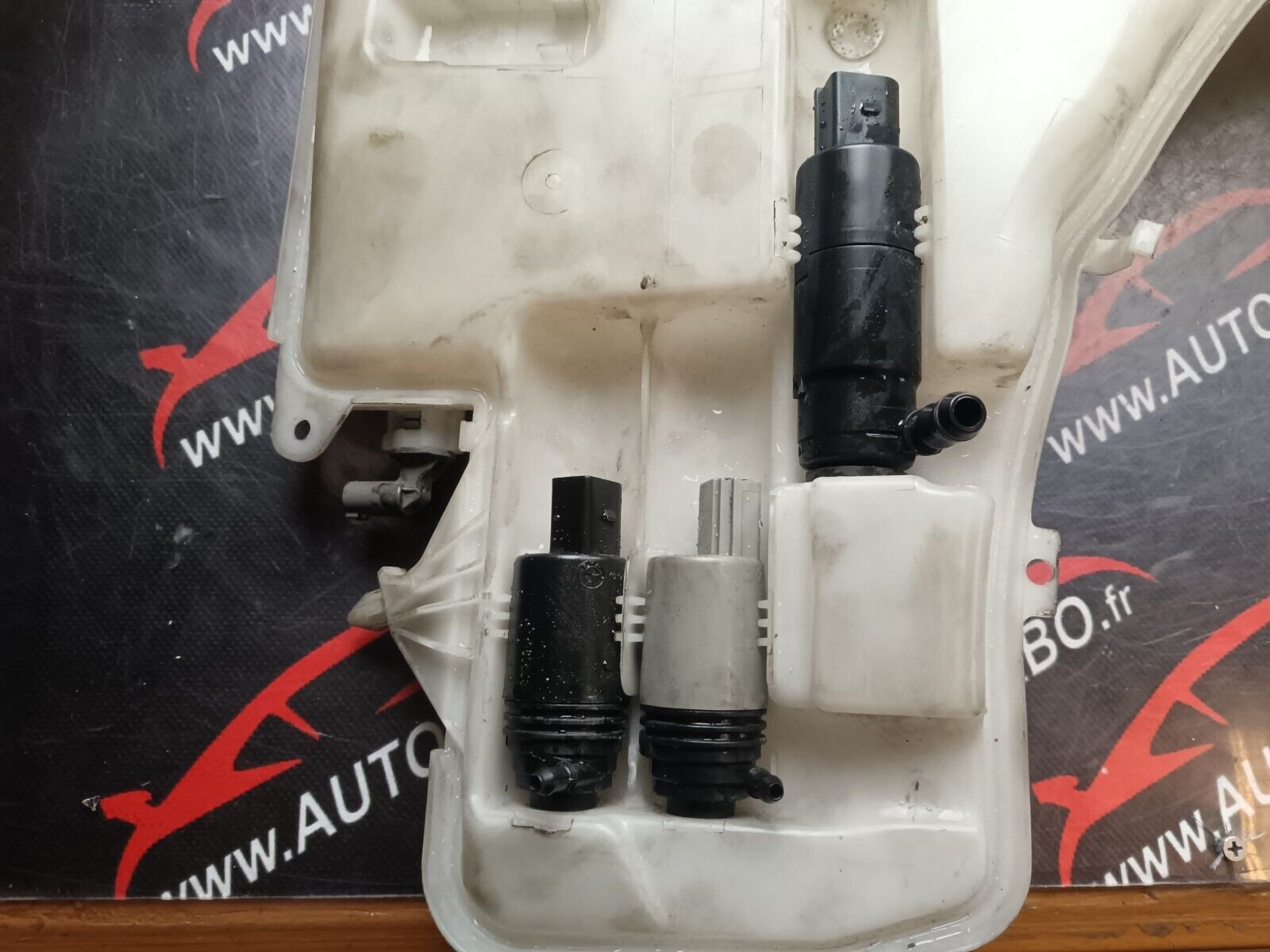 RESERVOIR LAVE-GLACE BMW SERIE 1 120i REFERENCE: 7124231