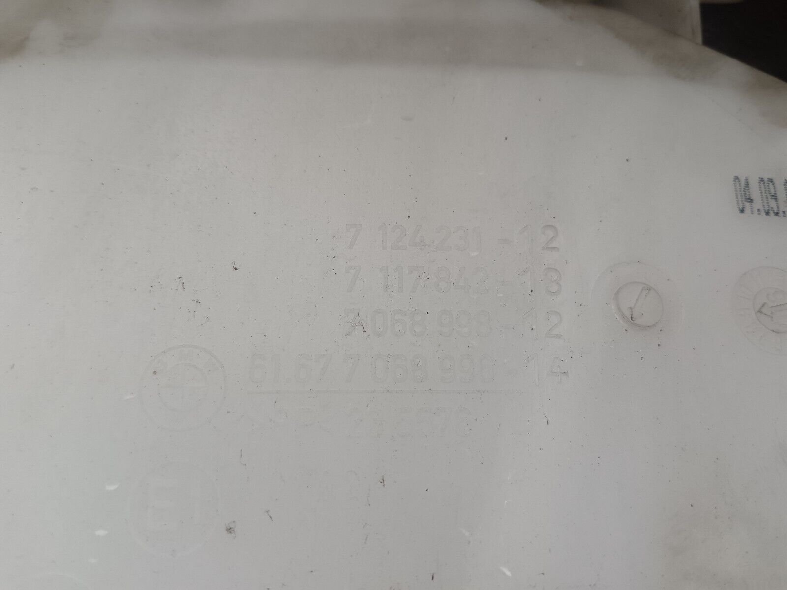 RESERVOIR LAVE-GLACE BMW SERIE 1 120i REFERENCE: 7124231