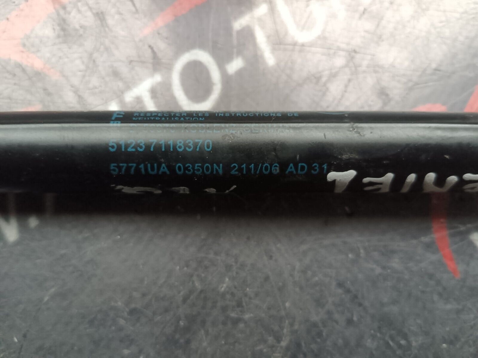 VERIN DE COFFRE BMW SERIE 1 REFERENCE: 51237118370