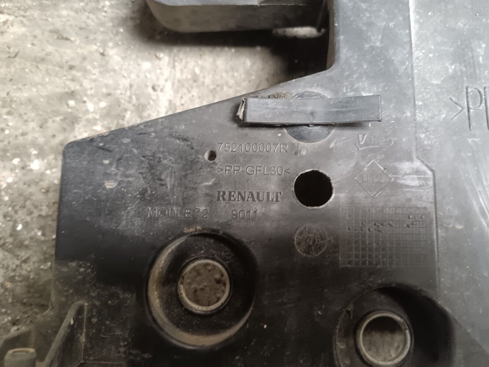 SUPPORT RADIATEUR FACE AVANT RENAULT SCENIC 3 1.5DCI REFERENCE: 752100007R