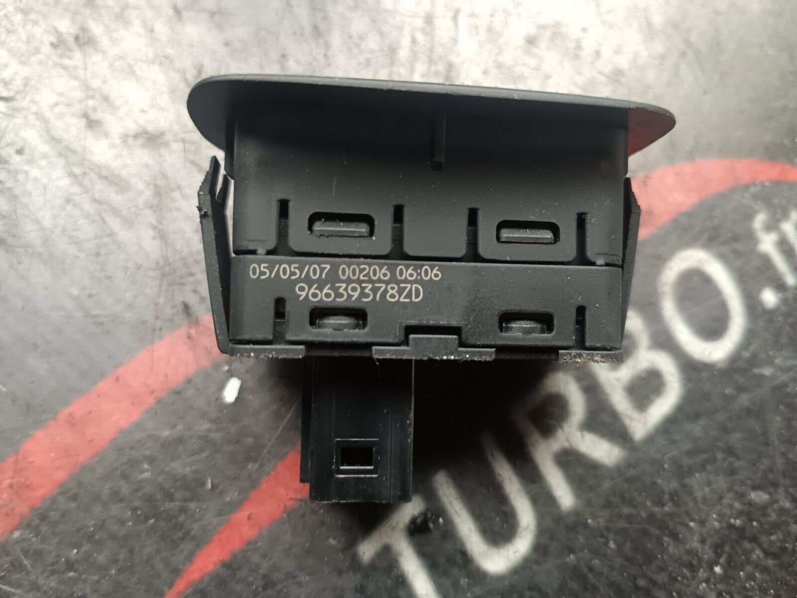 BOUTON LEVE VITRE ARRIERE GAUCHE CITROEN C4 PICASSO REFERENCE: 96639378