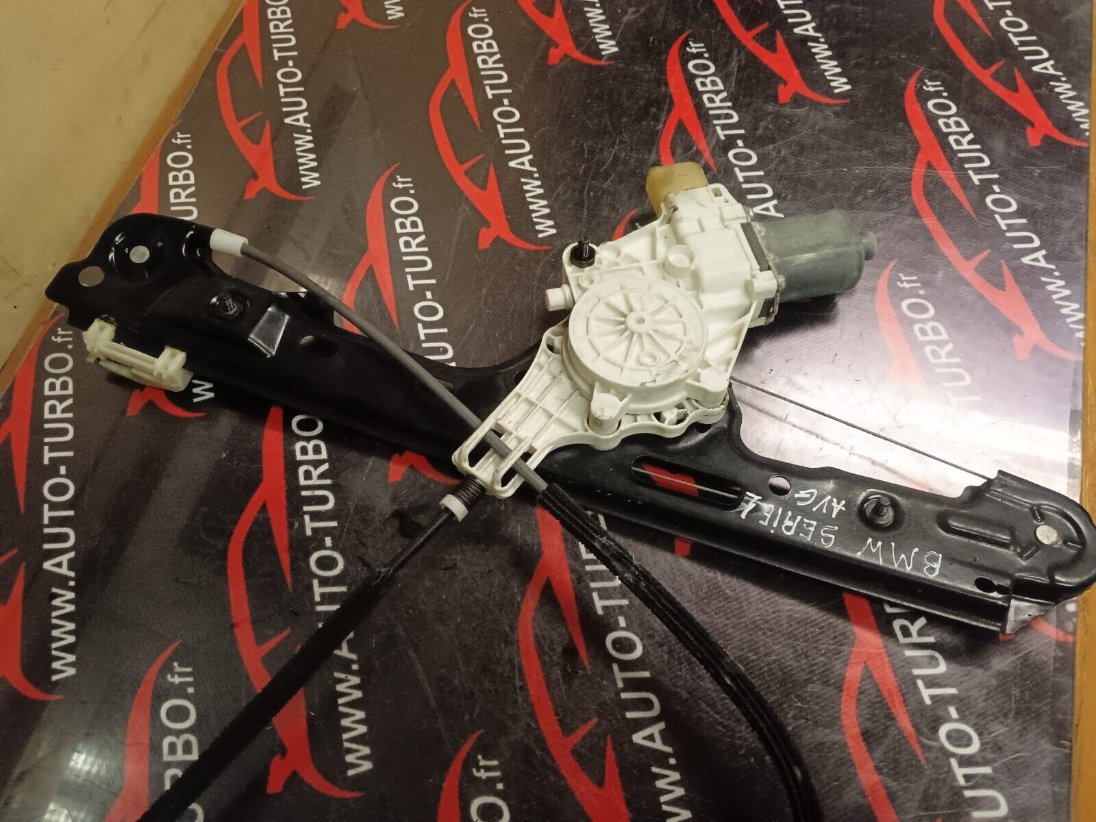 MECHANISME LEVE VITRE AVEC MOTEUR BMW SERIE 1 AVANT GAUCHE REFERENCE: 7067795