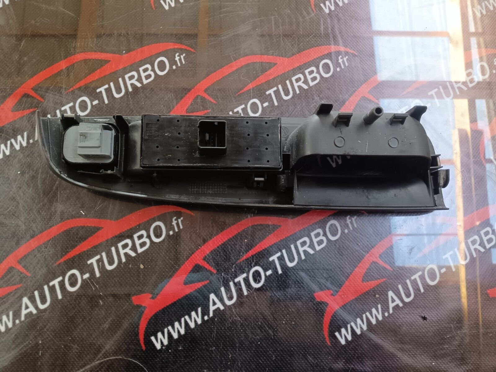 COMMANDE LEVE VITRE AVANT GAUCHE VOLKSWAGEN GOLF V REFERENCE:1K4868049B