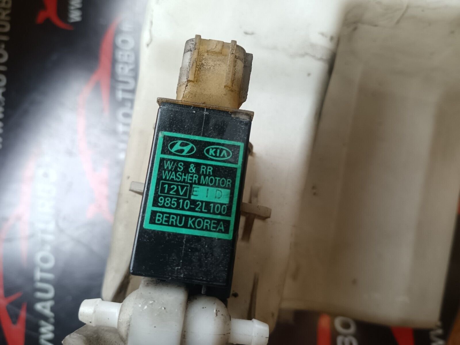 RESERVOIR LAVE GLACE HYUNDAI i30 1.6CRDI 90CH REFERENCE: 9861021000