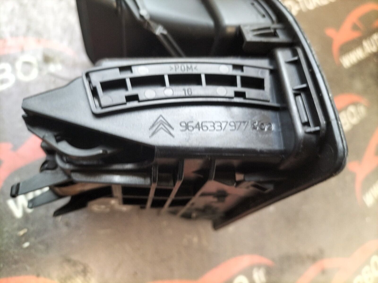 GRILLE  DE VENTILATION  AVANT DROITE CITROEN C4 9646337977