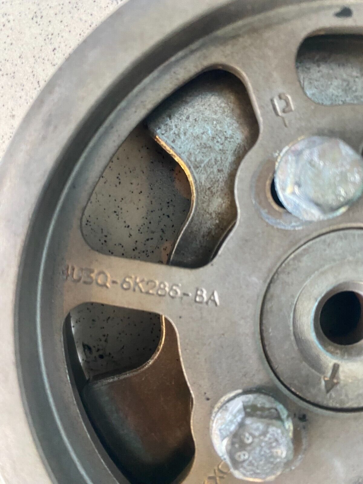 4U3Q6K286BA POULIE D´ARBRE A CAMES POUR LAND 2.7 DIESEL 190 CV