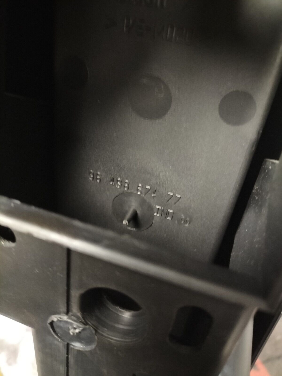 ACCOUDOIR CENTRAL BOITE A GANTS  CITROEN C4  1.6 HDI 110 CH 9649867477