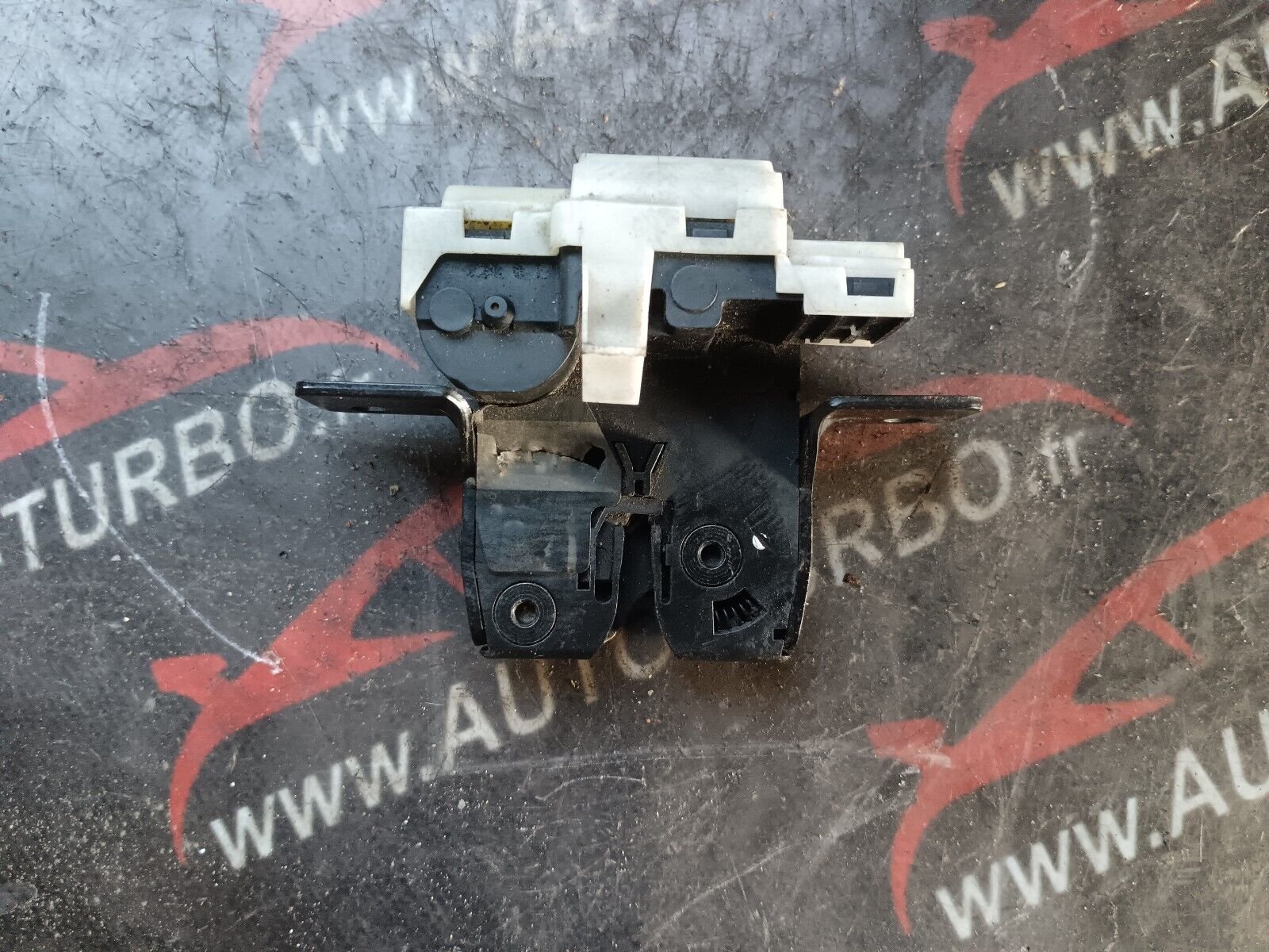 SERRURE DE COFFRE RENAULT CLIO III 820006240